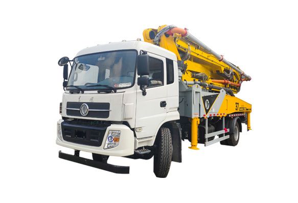 現(xiàn)在在農(nóng)村市場建房、水利、道路施工的比較多，混凝土的需求量越來越大，所以38米攪拌泵車市場需求越來越大。大部分在城里務(wù)工的工友看到了這個(gè)市場的商機(jī)，都選擇購買38米攪拌泵車回家創(chuàng)業(yè)致富。但是小博在此還是給大家提醒下：市場前景雖好，購買依然需謹(jǐn)慎！  攪拌泵車  購機(jī)前的注意事項(xiàng)，需考慮做前期市場調(diào)查的問題：  1、你是否對(duì)設(shè)備有足夠的了解，具體施工情況了解嗎?  2、你所在的地方區(qū)域，目前房建、水利市場如何，是否有攪拌泵車的需求？  3、你老家的目前商品混凝土的價(jià)格？市場需求是否現(xiàn)場攪拌混凝土？  4、市場的前景預(yù)期，至少要考慮三到五年？  5、你是否能夠吃苦？雖然38米攪拌泵車提高了效率、節(jié)省勞動(dòng)力，但搞混凝土澆筑這一行，畢竟還是比較辛苦。要做好心理準(zhǔn)備。  6、設(shè)備操作人員的統(tǒng)籌，需要操作人員4-5名，都需要能吃苦喲！哪里的錢都不好賺。  7、充足的資金準(zhǔn)備，購買設(shè)備一般在60-120萬之間，雖然廠家會(huì)給你提供了融資平臺(tái)，但是首付款您還是要準(zhǔn)備的。  以上市場調(diào)查了解清楚以后再購買攪拌泵車是不是更安心呢，詳細(xì)各位把設(shè)備買回家，要不了多少就可以回本了~